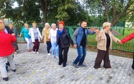 seniorzy podczas zabawy w czasie Potan&oacute;wki (2)