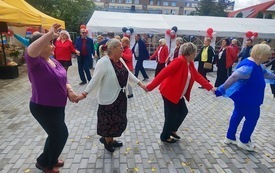 seniorzy podczas zabawy w czasie Potan&oacute;wki (1)