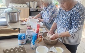 seniorzy podczas zabawy w czasie Potan&oacute;wki (1).jpeg