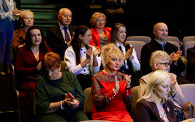 na widowni w Operze siedzą Wanda Modzelewska, Alina Jamiołkowska i Barbara Bajda