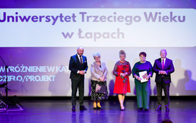 Od lewej marszałek Łukasz Prokorym, Barbara Bajda, Alina Jamiołkowska, Wanda Modzelewska i Członek zarządu Jacek Piorunek