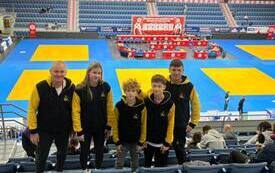 judocy z UKS Narew z trenerem na zawodach