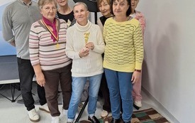uczestnicy warsztat&oacute;w gry w darta w czasie warsztat&oacute;w (8)