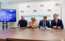 Przy_stole_wicemarszałek_Wiesława_Burnos_Wicemarszałek_Marek_malinowski i Burmistrz Łap Krzystzof Gołaszewwski podpisują umowę