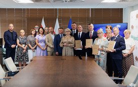 przedstawiciele wszystkich beneficjent&oacute;w pozuja do wsp&oacute;lnego zdjęcia