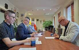 Burmistrz Łap Krzysztof Gołaszewski, zastępca burmistrza Krzysztof Dudziński, prezes zarządu Maciej Gabriel Ejdys i Marcin Roszkowski pracownik Urzędu siedzą przy stole przy podpisaniu umowy