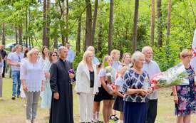 Złożenie kwiat&oacute;w przez mieszkańc&oacute;w okolicznych miejscowości oraz rodziny p...wanych