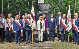 Poczty sztandarowe, radni gminy Łapy, dyrektor SP Łupianka Stara