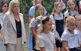 Delegacja SP w Łupiankce Starej składa hołd poległym mieszkańcom