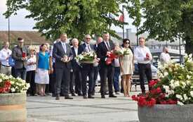 Składanie kwiat&oacute;w i zniczy przez uczestnik&oacute;w obchod&oacute;w 1 sierpnia-5