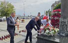 Składanie kwiat&oacute;w i zniczy przez uczestnik&oacute;w obchod&oacute;w 1 sierpnia-4