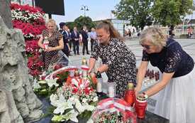Składanie kwiat&oacute;w i zniczy przez uczestnik&oacute;w obchod&oacute;w 1 sierpnia-2