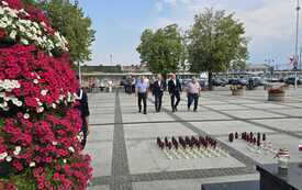 Składanie kwiat&oacute;w i zniczy przez uczestnik&oacute;w obchod&oacute;w 1 sierpnia.-4