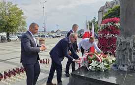 Składanie kwiat&oacute;w i zniczy przez uczestnik&oacute;w obchod&oacute;w 1 sierpnia.