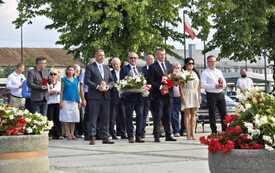 Składanie kwiat&oacute;w i zniczy przez uczestnik&oacute;w obchod&oacute;w 1 sierpnia.-3