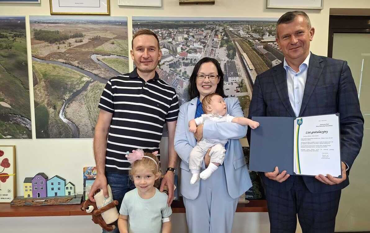 Rodzina Kowalewiczów stoi wspólnie z Burmistrzem Krzystzofem Gołaszewskim