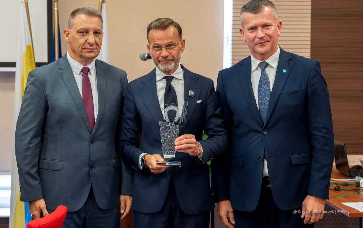 od lewej przewodniczący Rady Miejskiej Leszek Paweł Gulewicz wojewoda podlaski Jacek Brzozowski z Kryształowa Podkową i burmistrz Łap Krzysztof Gołaszewski.jpg