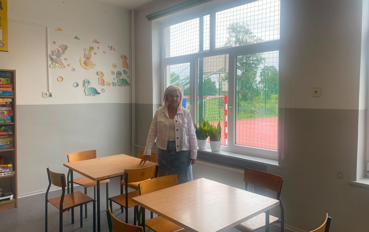dyrektor Alicja Skłodowska stoi w szkolnej świetlicy