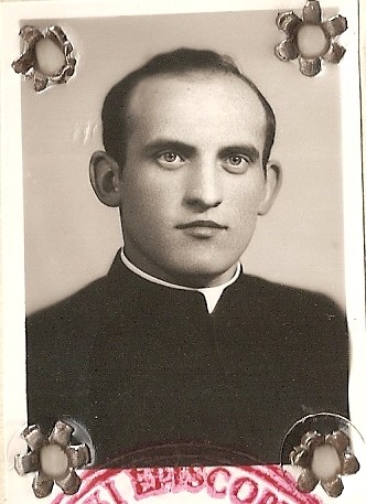 Ksiądz Kanonik Mieczysław Pupek - zdjęcie portret czarnobiały