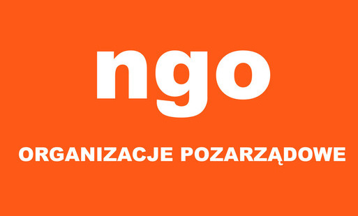 napis ngo na pomarańczowym tle