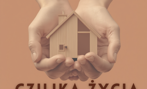 domek trzymany w dłoniach i podpis czujka życia