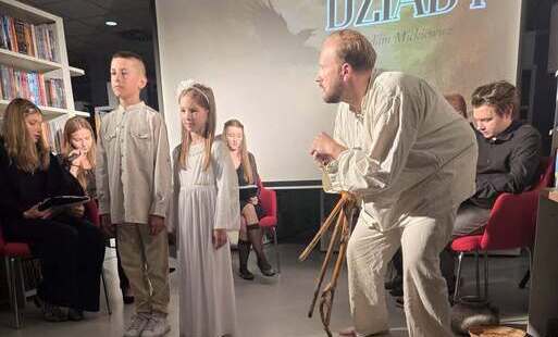 aktorzy Józio, Rózia i Guślarz odgrywają sceny dramatu.