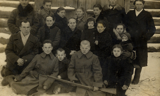 Opis zdjęcia: Tobolsk, 1.01.1943 r.Górny rząd od lewej: …. Kruszewski, Helena Kruszewska, Anna Borowska, Kazimiera Borowska – autorka książki „Byłam zesłana”, Marianna Borowska – po mężu Tyl, Józef Kamiński, Aleksander Kamiński.II rząd od lewej: Wacław Kr
