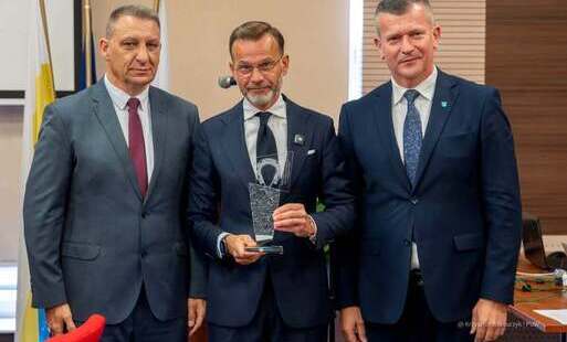 od lewej przewodniczący Rady Miejskiej Leszek Paweł Gulewicz wojewoda podlaski Jacek Brzozowski z Kryształowa Podkową i burmistrz Łap Krzysztof Gołaszewski.jpg