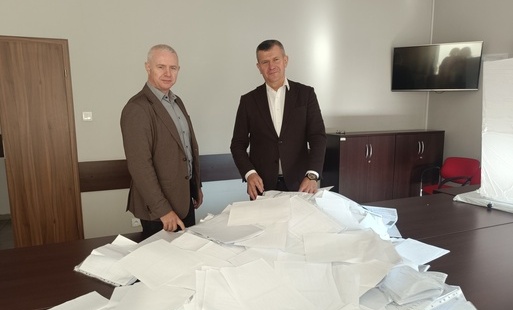 od lewej zastępca burmistrza Krzysztof Dudziński i burmistrz Łap Krzysztof Gołaszewski przy wysypanych z urny głosach na BO