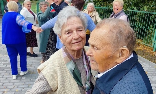 seniorzy tańczą w parze podczas zabawy w czasie Potanówki (5).jpg
