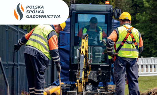 Pracownicy kopią dół pod gazociąg za pomoca koparki.png