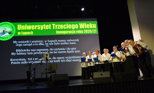 chór uniwersytetu śpiewa hymn