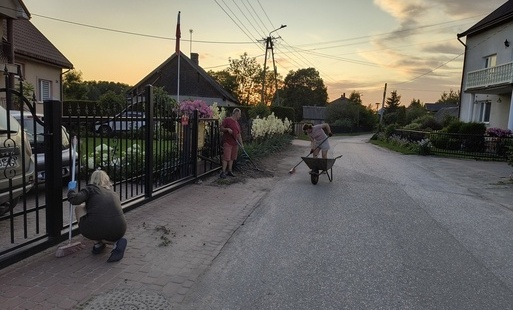 Mieszkańcy Płonki-Strumianki podczas prac sprzątania ulicy wiejskiej