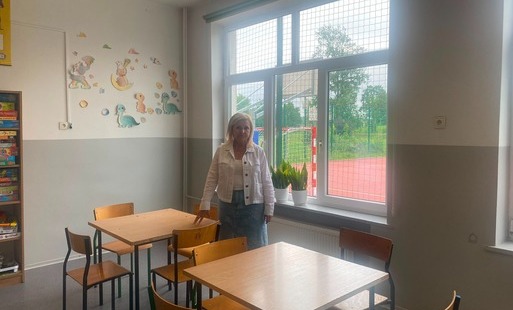 dyrektor Alicja Skłodowska stoi w szkolnej świetlicy