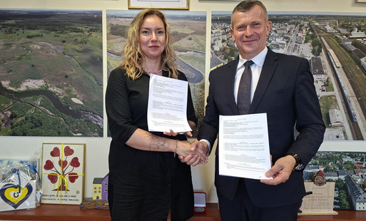 Burmistrz Krzystzof Gołaszewski i prezes firmy Brukton z podpisanymi umowami