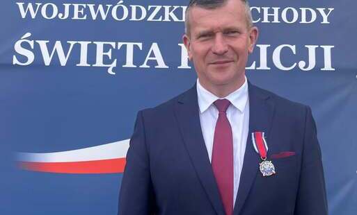 Burmistrz Krzysztof Gołaszewski z przypietym medalem
