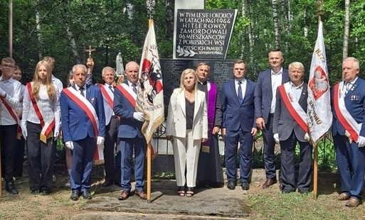 Ludzie biorący udział w obchodach - pod pomnikiem