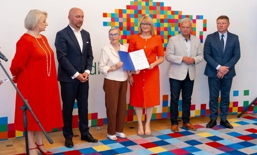 Przewodnicząca Gminnej Rady Seniorów w Łapach Stanisława Grzybowska z czekiem na realizację zadania  W zdrowym ciele, zdrowy duch - IV edycja