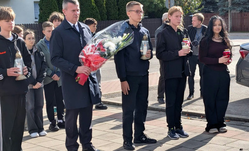 burmistrz Łap Krzystzof Gołaszewski oraz uczestnicy uroczystości podczas skłądania kwiatów