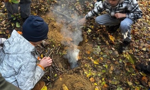 zajęcia survivalowe rozpalanie ogniska