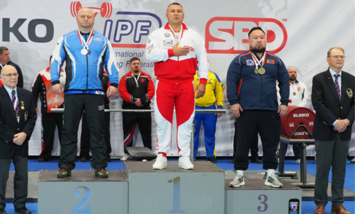 Zawodnicy na podium podczas odsłuchania hymnu